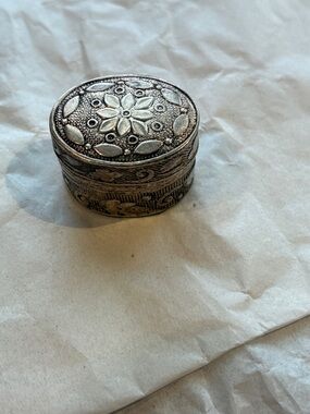 Ornate Sterling Silver Oval Trinket Box - 
6.04 grams